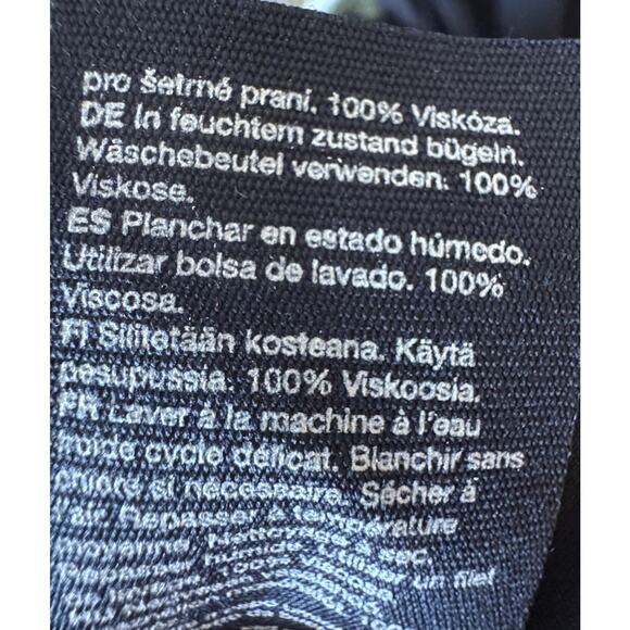 & Other Stories Black Satin Blouse Women’s Size 2 Button Front Long Sleeve Work - Picture 7 of 9